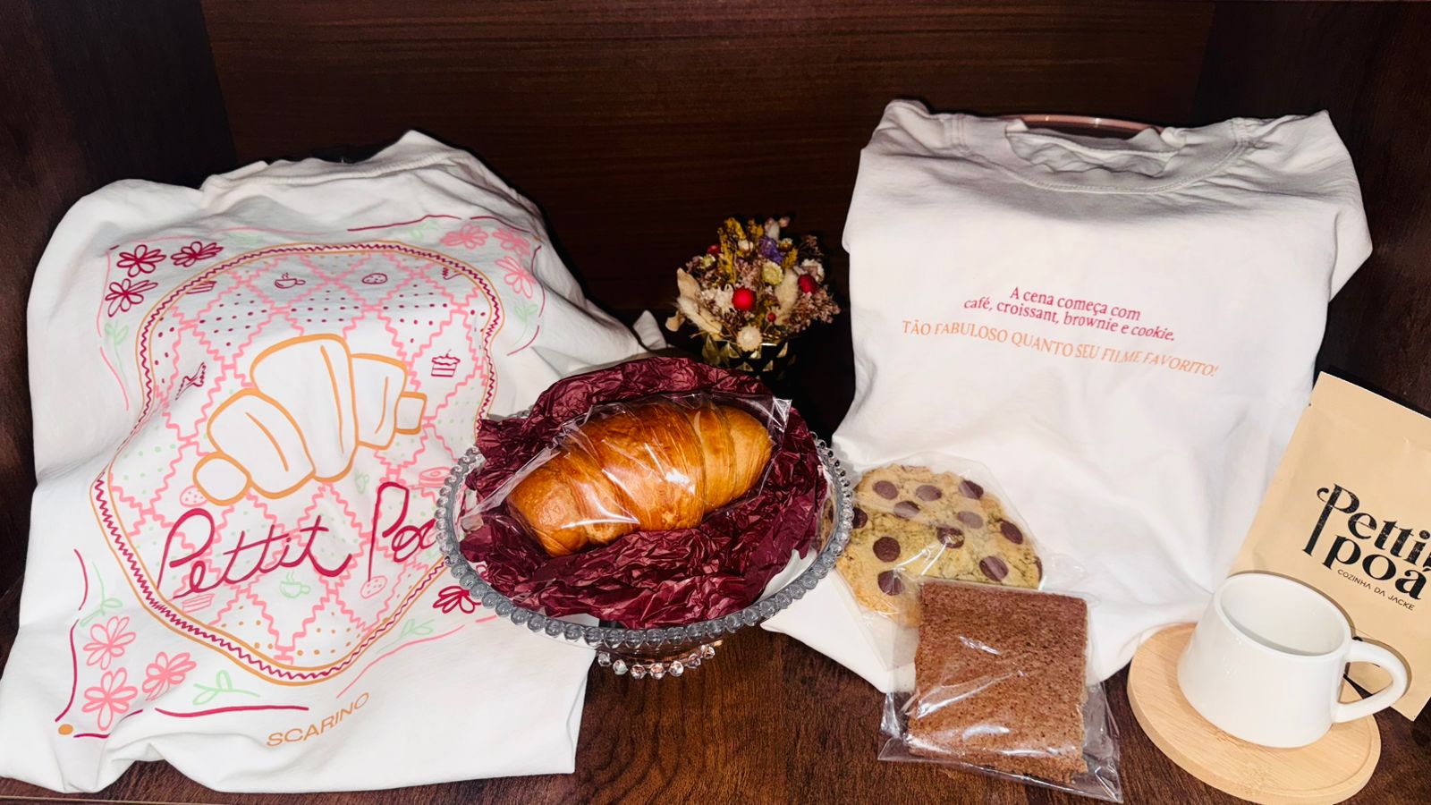 A cena começa com café, croissant, brownie e cookie: uma collab Scarino e Pettit Poá!