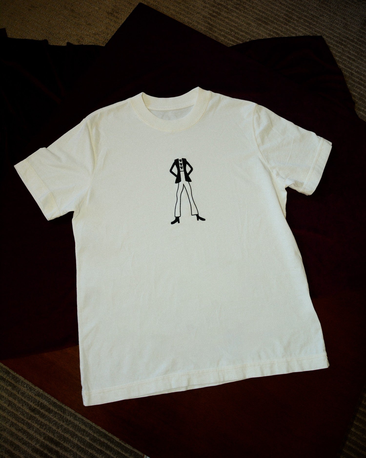 CAMISETA SILHUETA COM ANOS 60